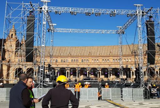 Montaje del escenario para la actuación de Manuel Carrasco