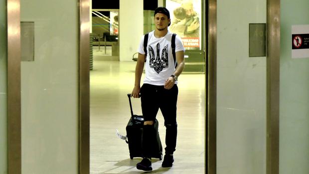 Roman Zozulya sale de la terminal del aeropuerto de San Pablo