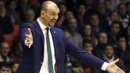 El técnico bético, Zan Tabak, dando instrucciones a sus jugadores