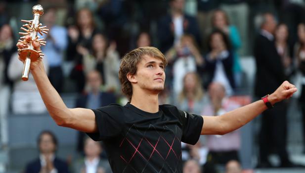 Zverev celebra la victoria con el trofeo del Mutua Madrid Open
