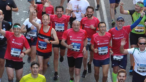Fermín Cacho, en el centro de la fotografía, ha conseguido completar la media en el Zurich Maratón de Sevilla liderado por Abel Antón
