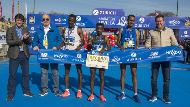 Los ganadores en la categoría masculina, junto al alcalde, Juan Espadas, y el delegado de Deportes, David Guevara