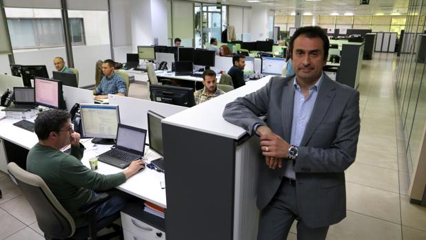 Jesús Manuel Ríos en la oficina de Schneider Electric en la Cartuja de Sevilla