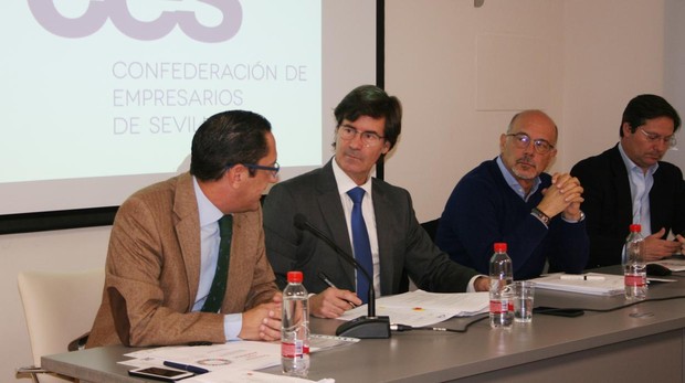 Miguel Rus (segundo por la izquierda), presidente de la CES, durante un acto