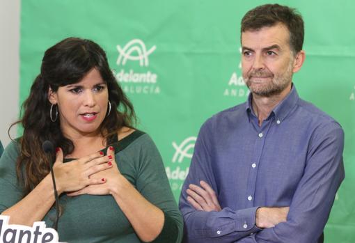 Antonio Maíllo con Teresa Rodríguez la noche electoral en Sevilla