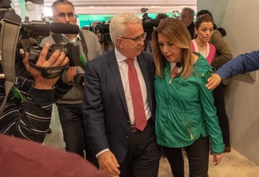 Manuel Jiménez Barrios con Susana Díaz la noche electoral