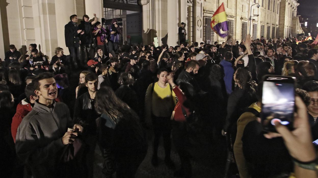 Resultado de imagen de manifestacion sevilla vox universidad