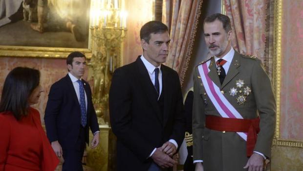 Sánchez se arrima al Rey al que no defendió en ocho meses