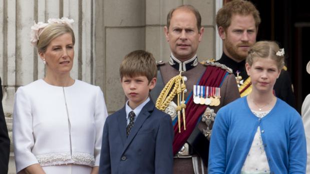 James, vizconde Severn, entre sus padres, el príncipe Eduardo y la condesa de Wessex