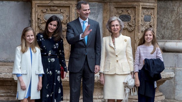 Los Reyes, sus hijas y Doña SofÃa asisten a la Misa de Resurrección en la Catedral de Mallorca