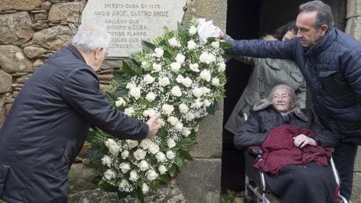 El alcalde de Láncara y el anterior alcalde, Eladio Capón acompañados por la prima de Fidel Castro, Manuela Argiz, de 103 años, depositan una corona de flores en la casa natal de Ángel