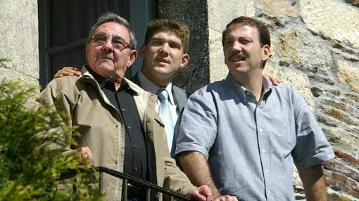 Raúl Castro Ruiz acompañado por su hijo y su nieto, durante su visita en 2005, a Láncara (Lugo)