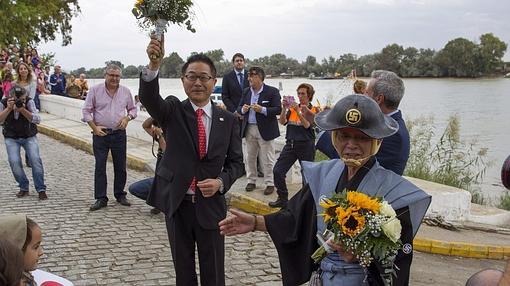 El Embajador del Japón en España, Kazuhiko Koshikawa y el descendiente en decimotercera generación del samurai Hasekur Tsunenaga, el señor Hasekura Tsunetaka, vestido de samurai, saludan en el muelle de Coria del Río