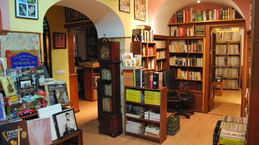 Parte de la inmensa colección cultura de Rogelio Cortés