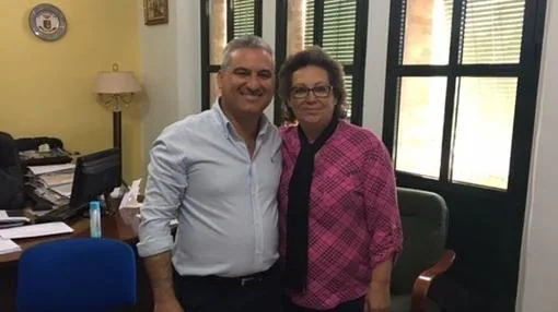 El socialisat Miguel Ángel Barrios y Josefa Ferre, tras la firma del acuerdo de gobierno