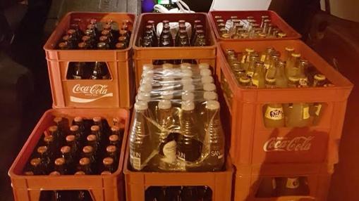 El coche de estos hosteleros, lleno de bebidas para los Bomberos