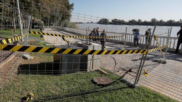 El extractor conectado a la boca de una alcantarilla para evacuar los gases