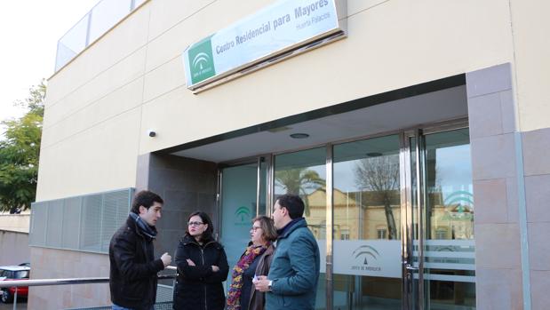 Virginia Pérez (segunda por la izquierda), durante su visita a la residencia «La Dolorcita»