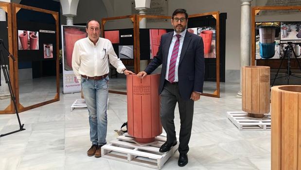 El alcalde de Utrera (derecha) y el concejal de Limpieza