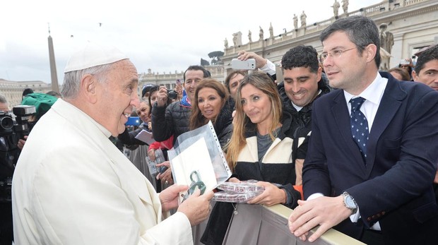 El papa Francisco recibe una carta de Ramón Peña en la que solicitaba el lignum crucis