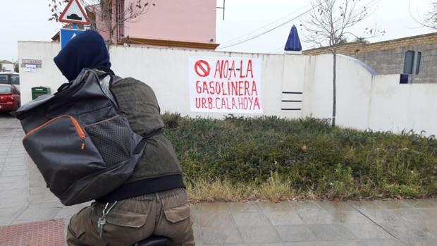 Cartel contra la gasolinera de Mairena del Aljarafe