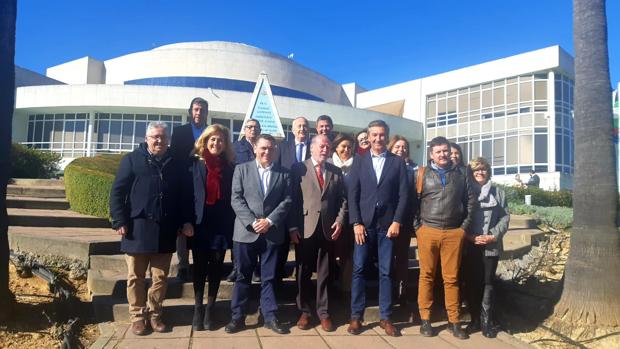 Una representación de los alcaldes de los 29 municipios a los que presta servicio Aljarafesa