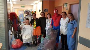 Deportistas que llevan sonrisas a los niños del Hospital de Valme