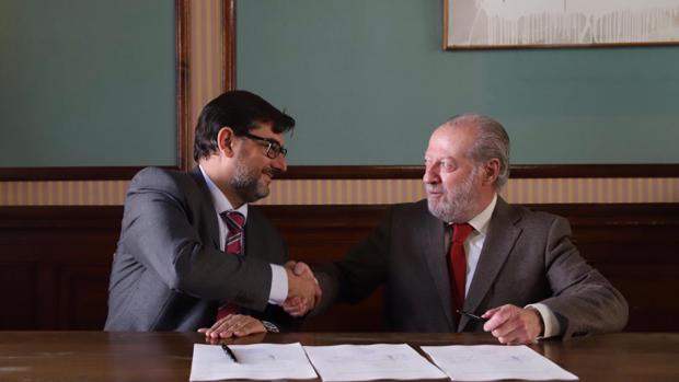 El alcalde de Utrera y el presidente de la Diputación de Sevilla sellando el acuerdo