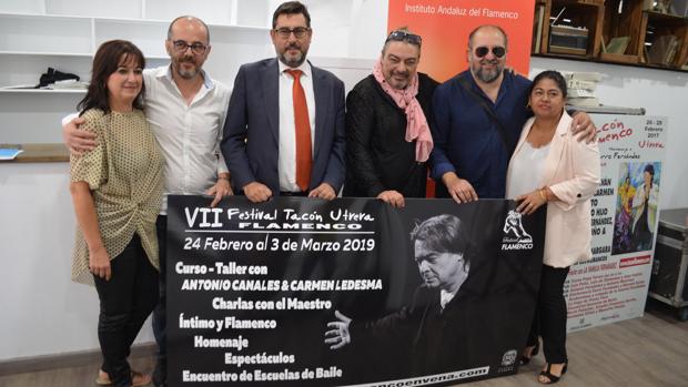 Antonio Canales junto al alcalde de Utrera y otras personalidades y artistas del «Tacón Flamenco»