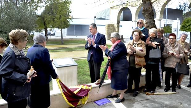 El alcalde de Tomares en el momento del homenaje a las mujeres aceituneras