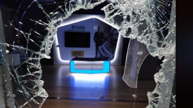 Así quedó el escaparate de la tienda después del robo perpetrado en una tienda de Osuna