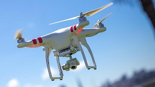 Dron DJI Phantom,, similar a los que robaron en el establecimiento de Gelves