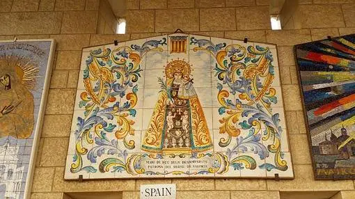 Azulejo de la Virgen de los Desamparados, Patrona de Valencia, en la Basílica de la Anunciación en Nazareth
