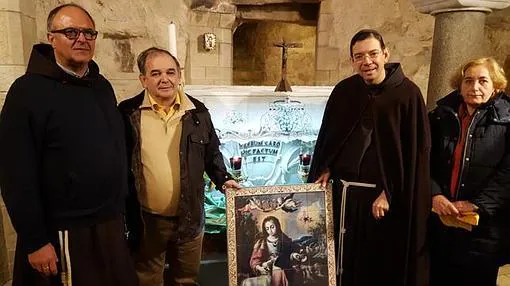 Fray Manuel Domínguez, de Coria del Río, con Andrés Martín y su esposa y Fray Bruno Varriano, en la Basílica de la Anunciación de Nazareth