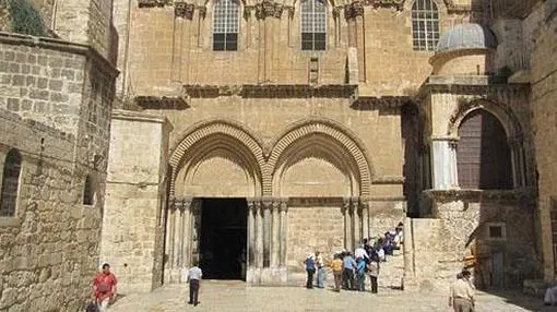 Las dos puertas de entrada y salida del Santo Sepulcro, una de ellas cegada