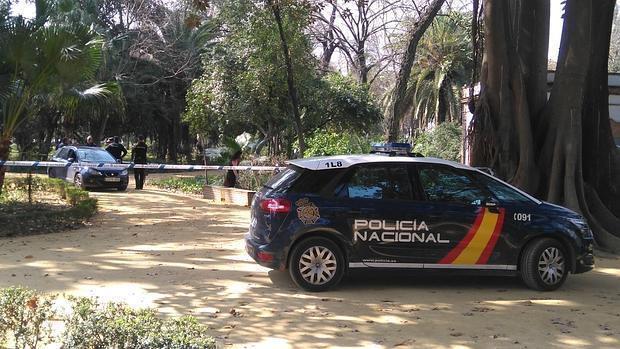 Agentes de la Policía Nacional examinando el lugar donde fue hallada la joven fallecida.