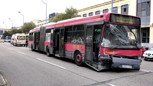 El autobús de Tussam tras el choque