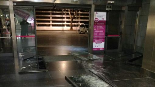 Estado en que quedó el acceso acristalado del centro comercial Metromar