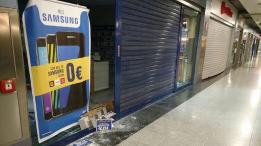 El escaparate de la tienda asaltada, anexa a otra tienda de telefonía que no pudo ser forzada
