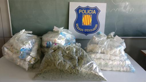 Los paquetes con hasta 16 kilos de marihuana interceptados por los Mossos d'Esquadra