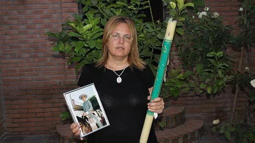 María Romero con la foto de su hijo fallecido, cuyos órganos donó para salvar varias vidas