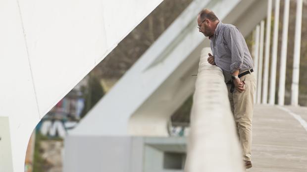 El padre de Marta, Antonio del Castillo, siguiendo los trabajos de búsqueda del cuerpo de su hija en el Guadalquivir