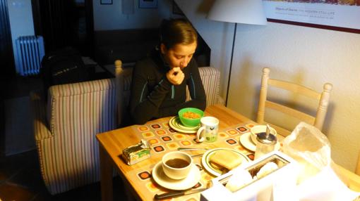 Lucía desayunando antes de ir a esquiar con su Club Sierra Nevada Natura Ability