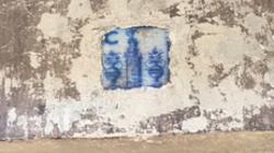 Azulejo que identificaba una casa como propiedad de la Iglesia