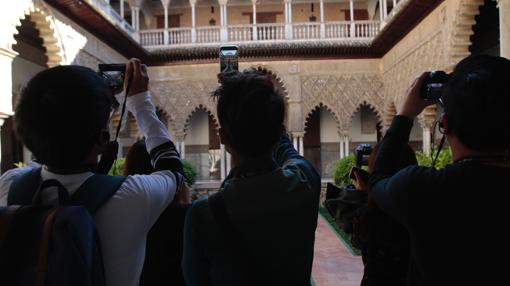 Los influencers asiáticos este viernes durante su visita al Alcázar