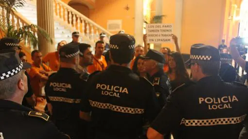 Denuncias cruzadas de lesiones tras el desalojo de los ediles de Podemos e IU del Ayuntamiento de Sevilla