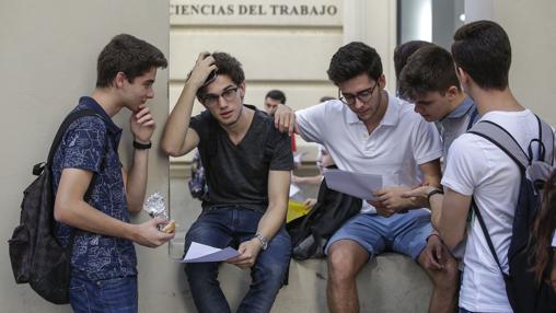 Estudiantes, antes de iniciar la segunda prueba