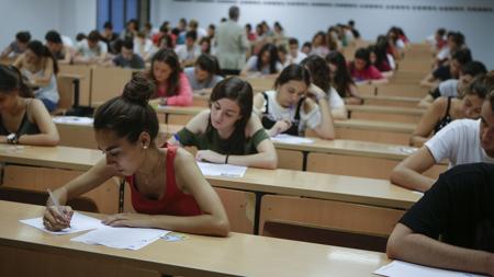 Varios alumnos, durante la prueba de Lengua Extranjera