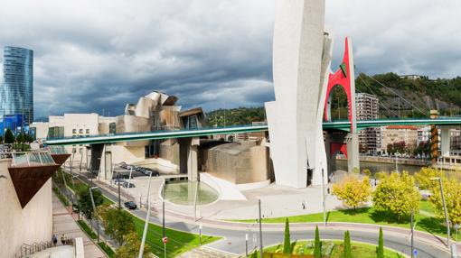 Al fondo, el Museo Guggenheim Bilbao