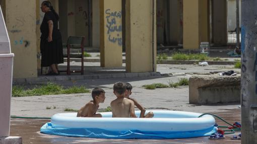 Niños en una piscina hinchable en la barriada de Murillo